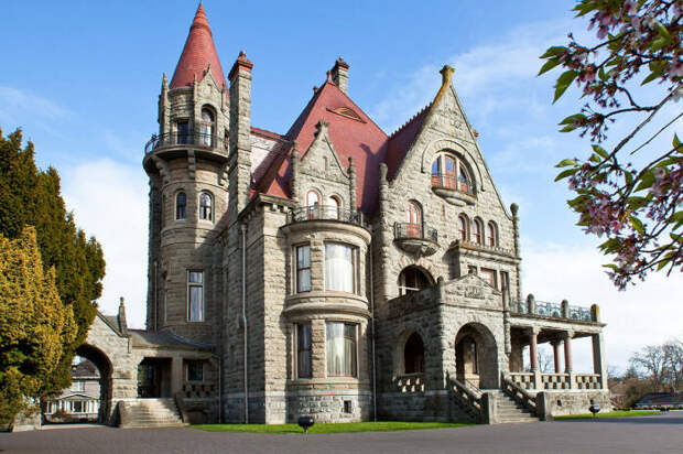 В настоящее время Craigdarroch Castle принадлежит Обществу исторических музеев и почти полностью финансируется за счет 150 тыс. посетителей в год (Виктория, Канада). | Фото: victoriasbestplaces.com.