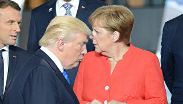 Эммануэль Макрон, Дональд Трамп и Ангела Меркель на рамках саммите НАТО в Брюсселе