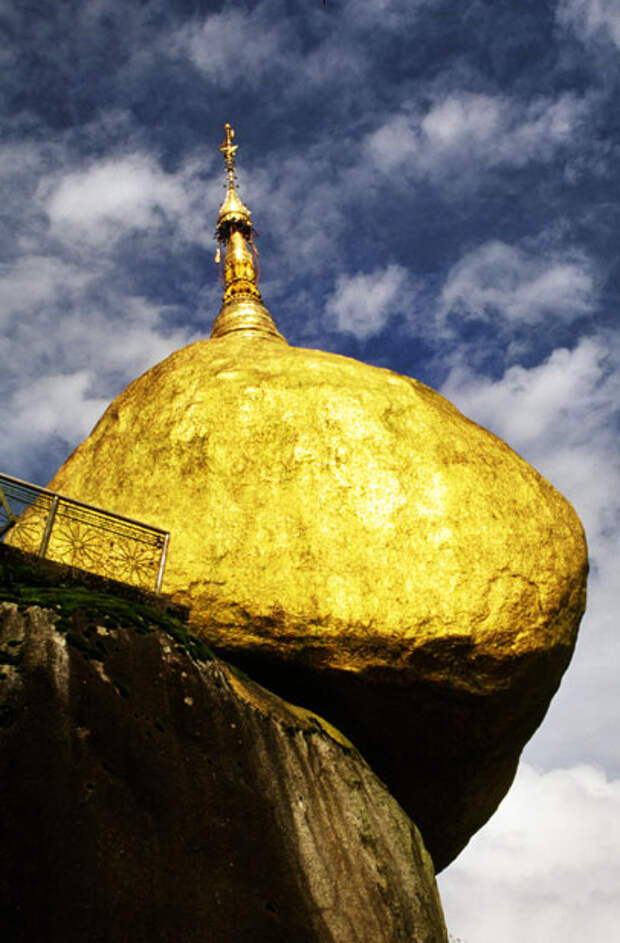 Золотой камень. Золотой камень в Бирме. Золотой камень Мьянма. Гора Чайттийо Бирма золотой камень. Золотой валун в Мьянме.