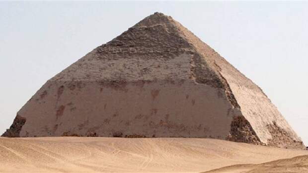 Что находится внутри загадочной «ломаной» пирамиды