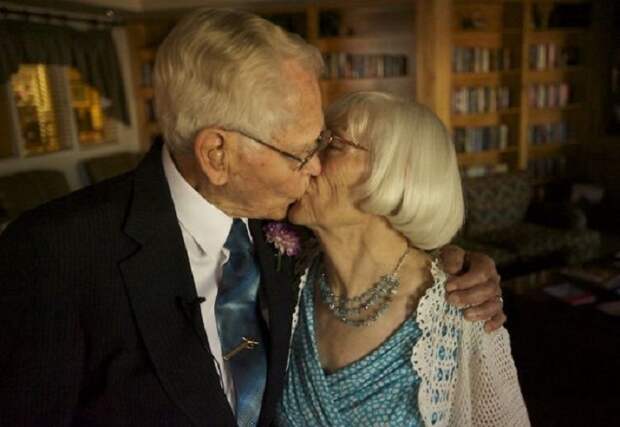 Джону Дейрваардеру 97, Лаунсфорд 78 лет. Оба овдовели за пять месяцев до этого бракосочетания.