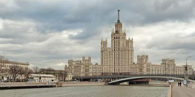 В Москве есть 7 абсолютно одинаковых высотных зданий: 2 отеля, 2 административных здания, 2 жилых дома и университет.