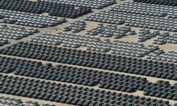 Автомобили на парковке завода в Вухане, Китай