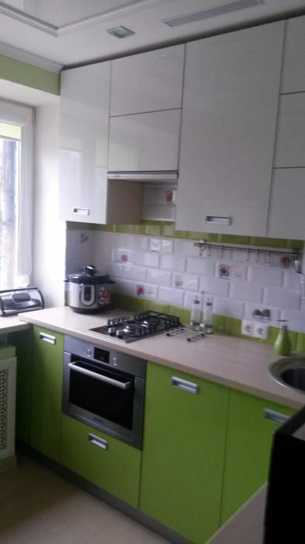 Маленькая кухня, как обустроить кухню 5,6 метров, бело-зеленая кухня фото