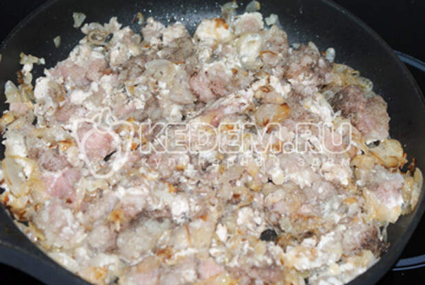 Добавить мясной фарш, соль и перец
