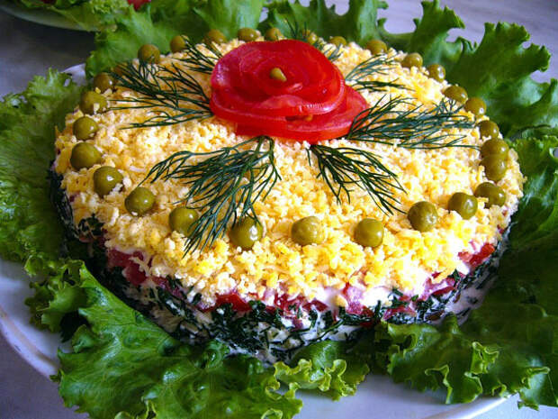 Слоеный салат "Талия" с курицей, грибами и помидорами