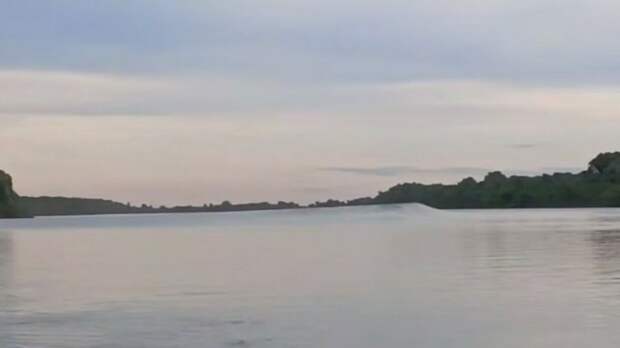 Берег реки обрушился в реку на Алтае и запустил "цунами"