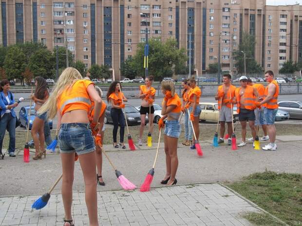 Обычный субботник в Харькове  девчонки, субботник, украина