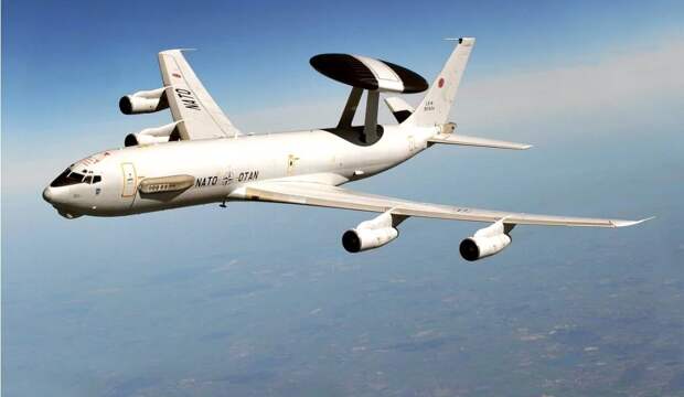 Боинг E-3 «Сентри» (англ. Boeing E-3 Sentry) — американский самолёт дальнего радиолокационного обнаружения (ДРЛОиУ). Первый полёт совершил 31 октября 1975 года. Состоит на вооружении ВВС США, Великобритании, Франции и Саудовской Аравии. До конца серийного производства в 1992 году построено 68 самолётов.
