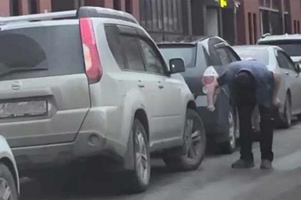 В Новосибирске мужчина проколол колеса автомобилям во дворе огромным ножом