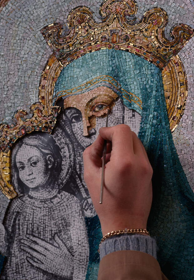 38. Женщина работает над мозаикой с изображением Иисуса и Девы Марии, Ватикан national geographic, история, природа, фотография