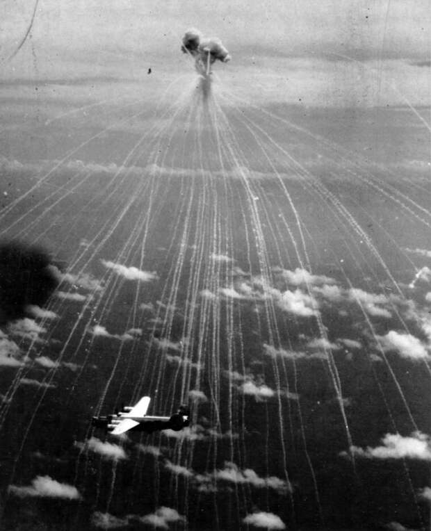13. Взрывы фосфорных японских противовоздушных бомб над формацией американских бомбардировщиков В-24 в районе Иводзимы, 1944-й год Вторая, война, мирова, фото