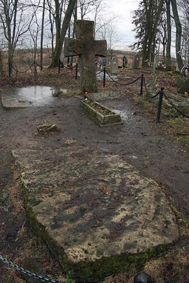 шум гора могила рюрика. рюрик похоронен. труворов крест в изборске. могила князя игоря овруч. крепость корела камень рюрик.