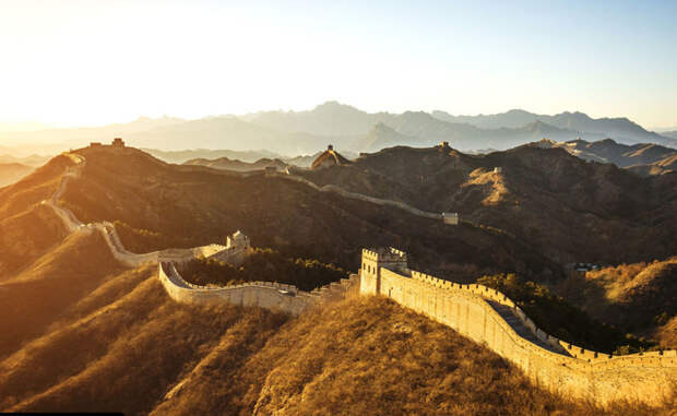 Великая Китайская стена Китайский император Цинь Ши Хуан поручил начать строительство сооружения, превратившегося в Великую Китайскую стену. Протяженность этой монументальной конструкции превышает 10 000 километров.