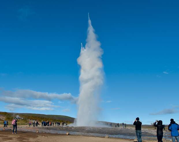 Долина Хаукадалур – место паломничества туристов, которые любят делать селфи на фоне гейзеров Долина Хаукадалур – место паломничества туристов, которые любят делать селфи на фоне гейзеров