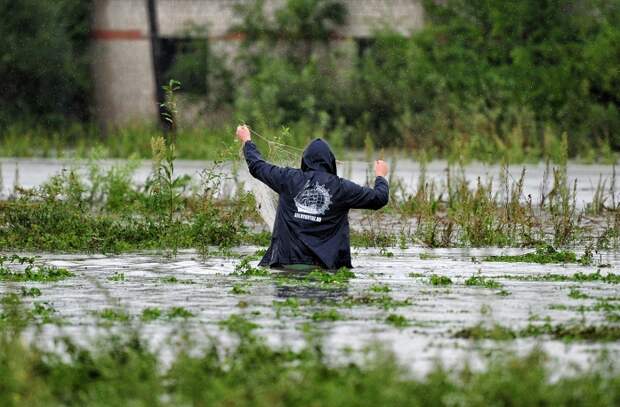 Приморский край. 31 августа 2015. На одной из улиц села Покровка, затопленных после тайфуна "Гони"