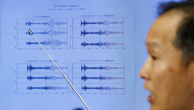 Японский метеоролог показывает график сейсмической активности зафиксированной в КНДР. 3 сентября 2017