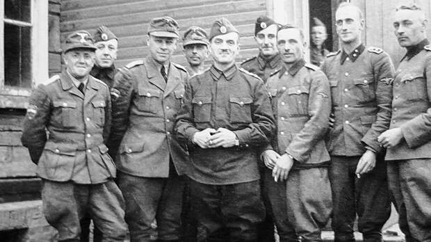 Полковник Константин Кромиади (в центре), Владимир Гиль (слева от него) и офицеры «Дружины». Архивное фото