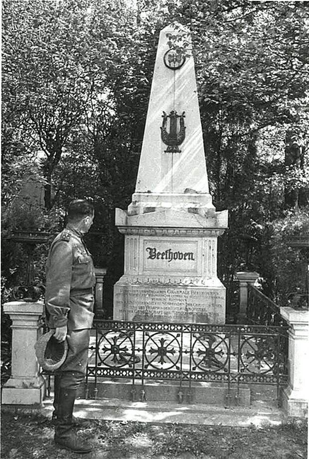 62. Советский офицер у могилы Бетховена 1945. вторая мировая война, история, фотография