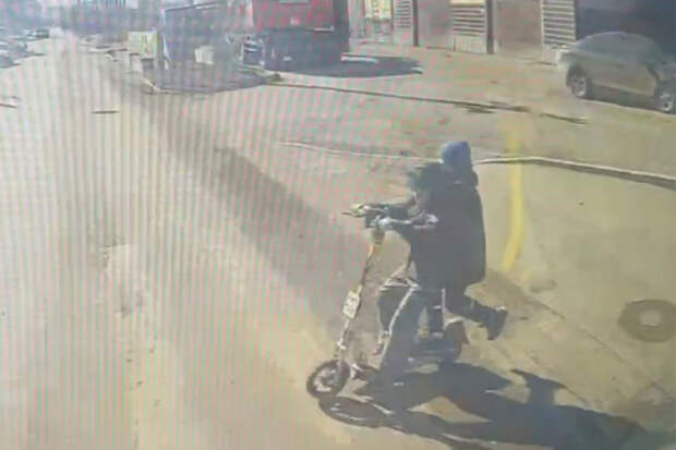 В Красноярске на видео сняли, как дети на самокате влетели в автобус