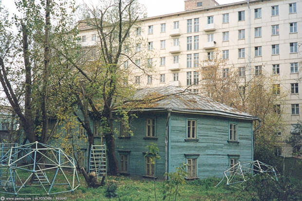 Уютная точечная застройка во дворе рядом с Лужниками. В 1995 году в Москве еще можно было встретить такие дома (Лужнецкий пр-д, 25а). Его снесли в 2005-м. Уютная точечная застройка во дворе рядом с Лужниками. В 1995 году в Москве еще можно было встретить такие дома (Лужнецкий пр-д, 25а). Его снесли в 2005-м. 90-е, москва, фотографии