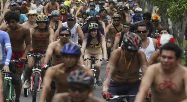 Сотни голых велосипедистов проехались по улицам Лимы