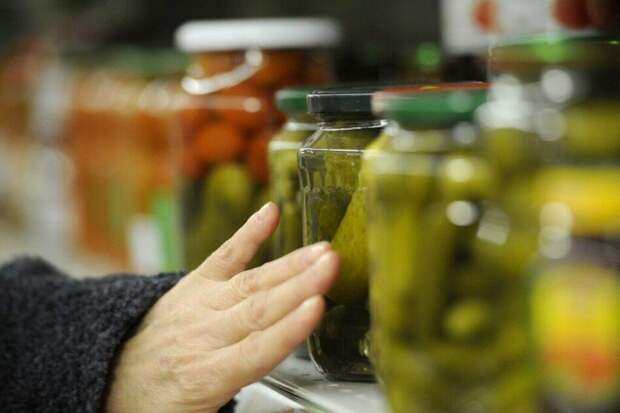 Как избежать отравления: эксперты рассказали об ошибках при домашнем консервировании