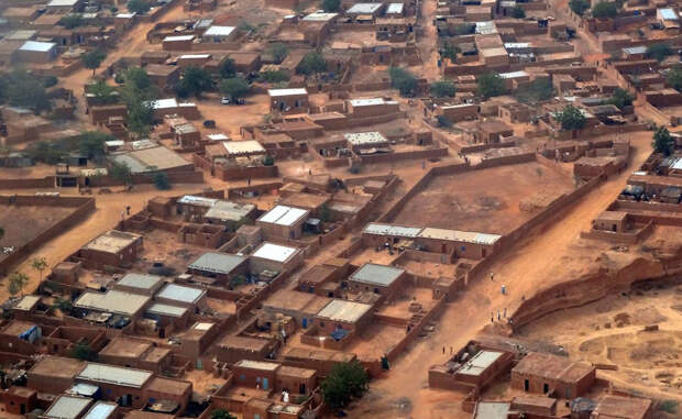 Бурунди ВВП на душу населения: 500$ Крупнейшие экономики мира, такие как США и Великобритания, ежегодно тратят миллиарды долларов на поддержку Бурунди. К сожалению, на данный момент результат практически незаметен: жители Бурунди все так же находятся на грани нищеты.