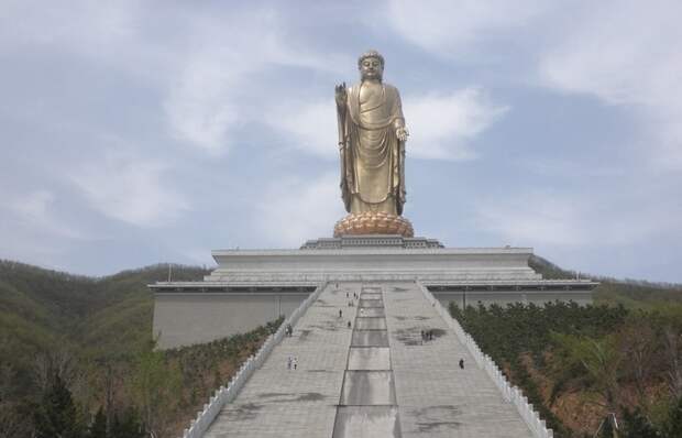 Будда Весеннего храма - самая высокая статуя в мире.