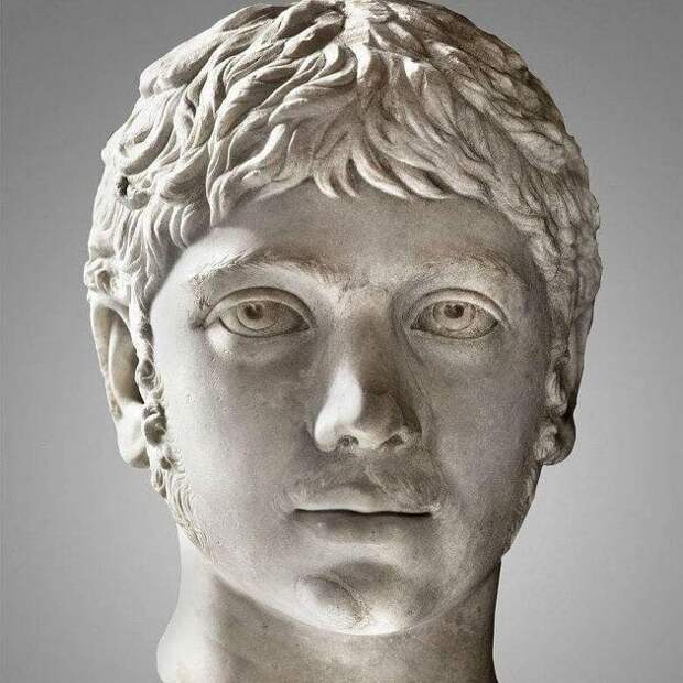 После воцарения этого юношу стали называть Марк Аврелий Антонин Гелиогабал. III в. н.э.