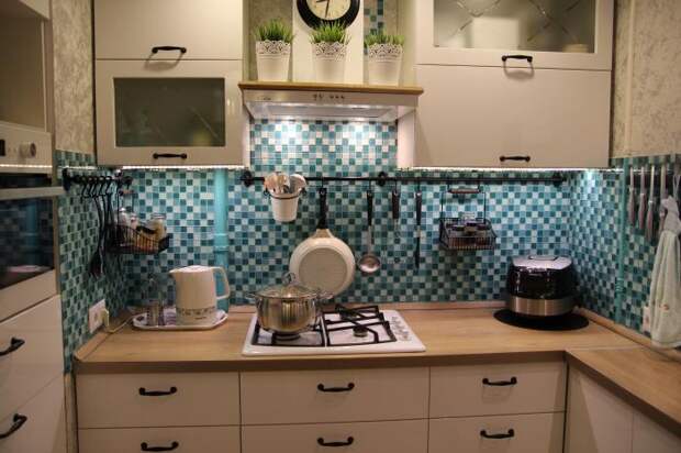 Интерьер кухни, кухонный фартук мозаика, рейлинги на кухне