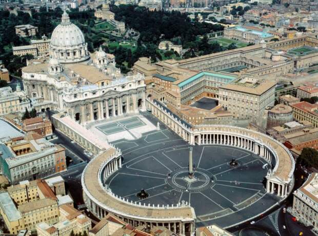 Базилика Святого Петра - самый большой в мире храм.