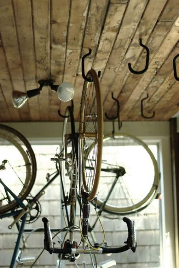 Оригинальный способ хранения велосипедов.