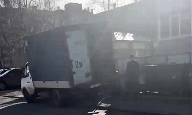 Архангелогородка сняла на видео, как целую газель мусора подбросили в контейнеры жилфонда