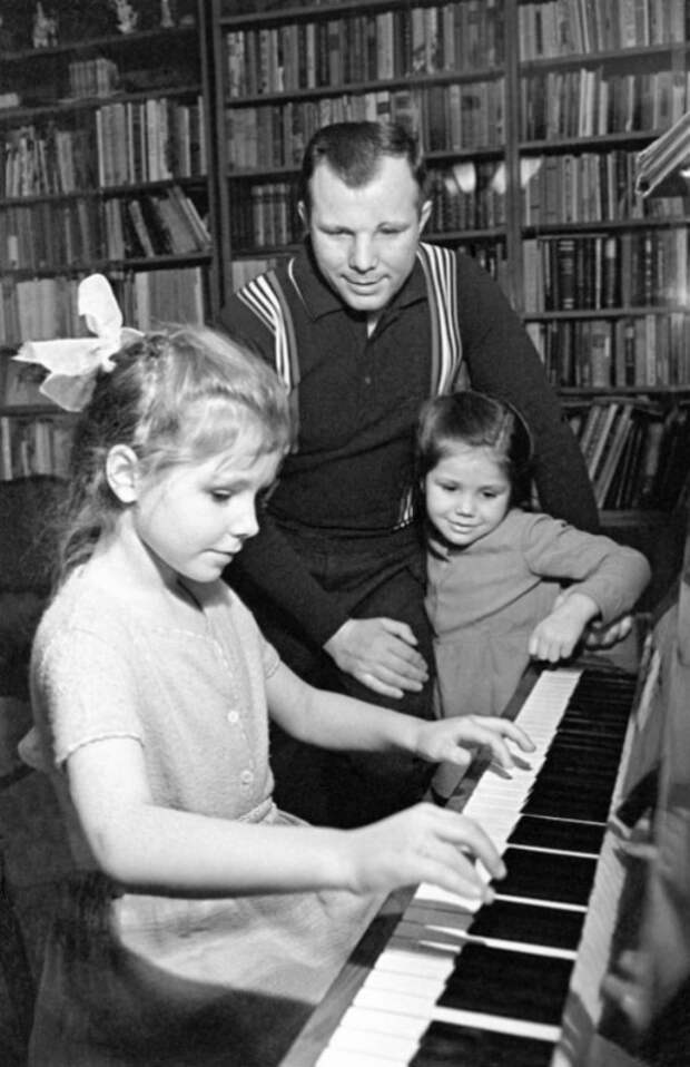 Гагарин с дочерьми Леной и Галей.