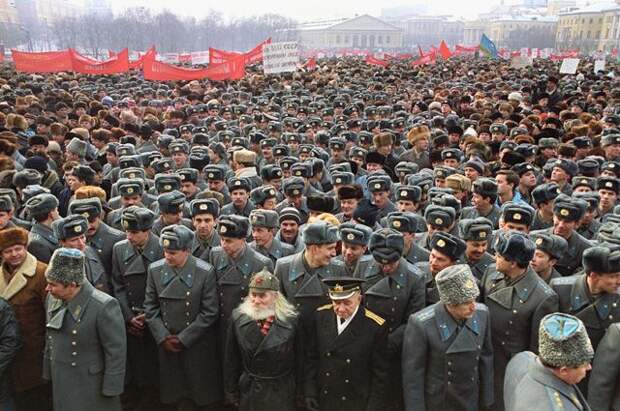 Митинг на Манежной площади в Москве, 23 февраля 1991 года.