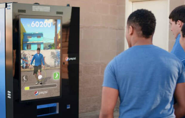 Компания Pepsi, представила свой новый вендинговый автомат с технологией зондирования движений. Пользователь должен удержать виртуальный мяч в течение 30 секунд, после чего ему будет выдан приз в виде бутылки Пепси.