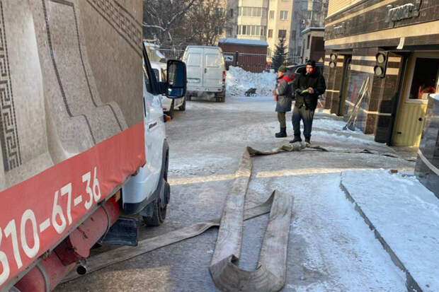 В новосибирском ЖК «La Grande» из-за прорыва трубы затопило дорогие иномарки