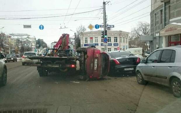 В Кирове Lada Kalina упала с эвакуатора на припаркованный Jaguar В Кирове Lada Kalina упала с эвакуатора на припаркованный Jaguar jaguar, kalina, лада, эвакуатор