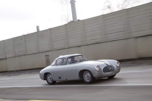 Живая легенда Mercedes 300 SL празднует свое 60-летие (24 фото)