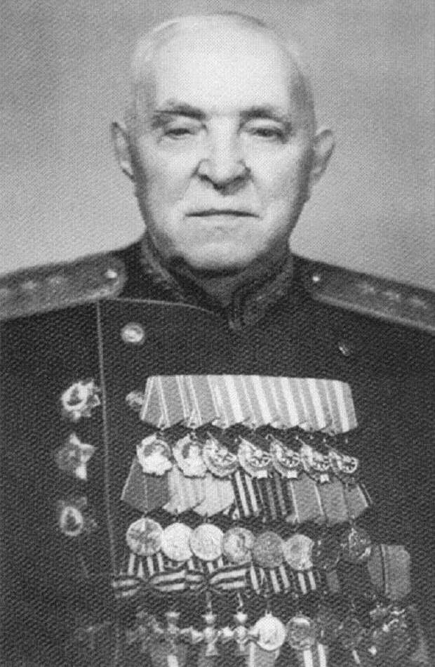 Советский генерал Трубников Кузьма Петрович с Георгиевскими крестами, конец 60-х гг.