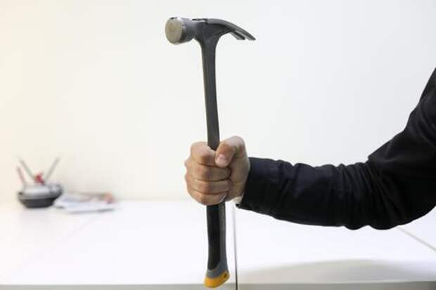 В Краснодаре обиженная женщина, вооружившись молотком, разбила автомобиль неверного мужа