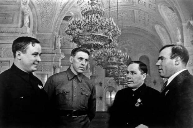Передовика забрали в Москву, но там ему не нашлось места. Передовика забрали в Москву, но там ему не нашлось места.