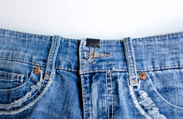 19. Если же оторвалась кнопка на джинсах, то зафиксировать их можно с помощью канцелярского зажима одежда, совет