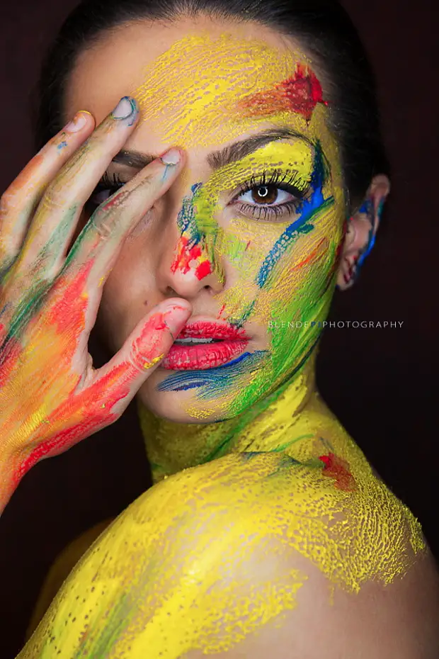 Разрисованный человек. Девушка в краске. Фотосессия с красками. Лицо девушки красками. Лицо в ярких красках.