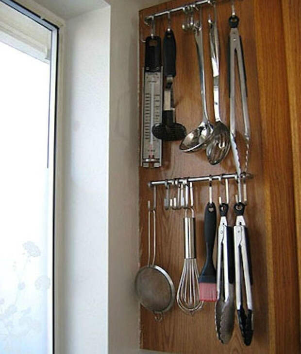 Боковые поверхности шкафов тоже можно использовать с пользой, например, разместить на них планку с крючками для кухонных принадлежностей.
