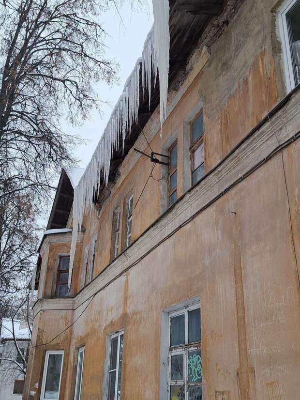 Туляки вновь жалуются на нависшие ледяные сосульки на крышах