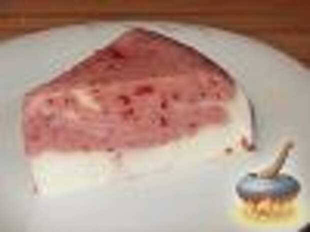 Фото к рецепту: Сметанный торт-желе с клубничным конфитюром