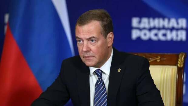 Медведев прокомментировал сообщения о покушении на Зеленского