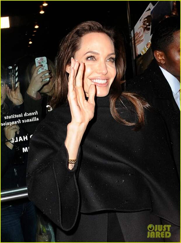 angelina-jolie-spots-more-fans-nyc-02